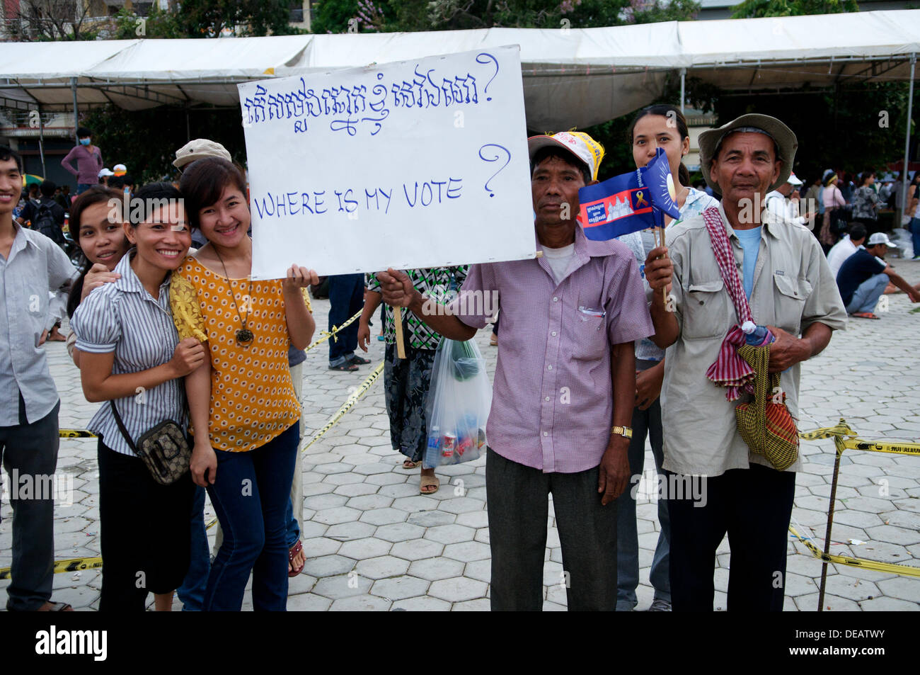 Phnom Penh Cambogia sul Sett. 15th, 2013. Sam Rainsy sostenitori tenendo premuto 'dove è il mio voto" cartello bilingue redatta sia in inglese e Khmer. Sam Rainsy era in auto-esilio in Francia per 4 anni ed è stato concesso un regale perdono dal Re di Cambogia e restituito alla Cambogia su luglio 19th, 2013. © Kraig Lieb Foto Stock