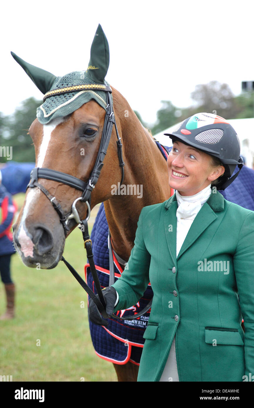 2013 La fedeltà al Palazzo di Blenheim Horse Trials. Woodstock Oxford, Inghilterra. Sabato 14 Settembre. Vincitore Aoife Clark (IRL) con eleganza Fenyas CCI*** tre giorni di credito evento: Julie Badrick/Alamy Live News Foto Stock