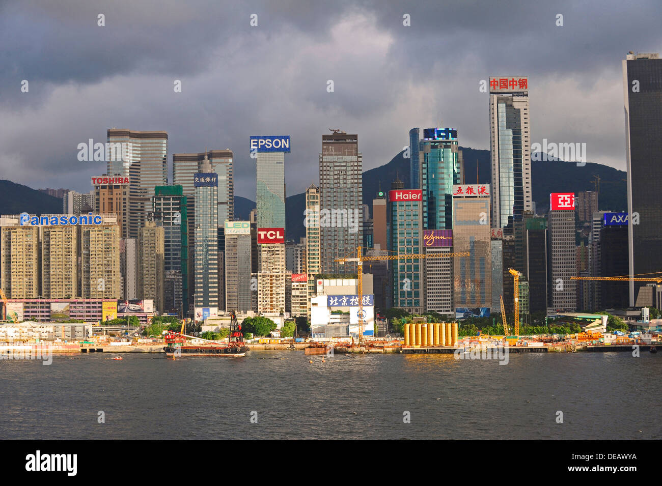 Gli alti edifici per uffici in acqua davanti al porto di Hong Kong. Foto Stock