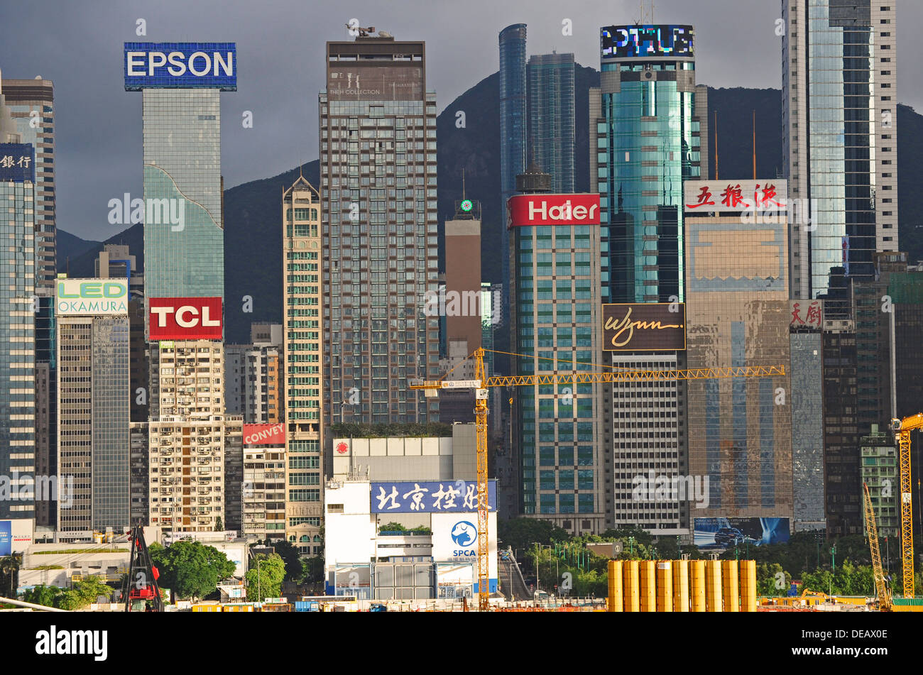 Gli alti edifici per uffici in acqua davanti al porto di Hong Kong. Foto Stock