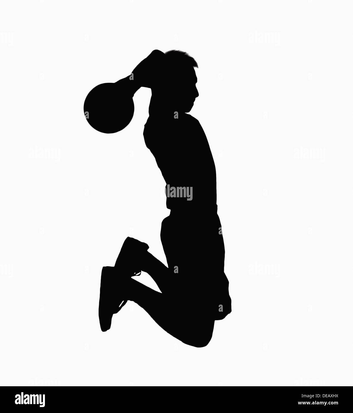 Silhouette di un giocatore di basket jumping con sfera. Foto Stock