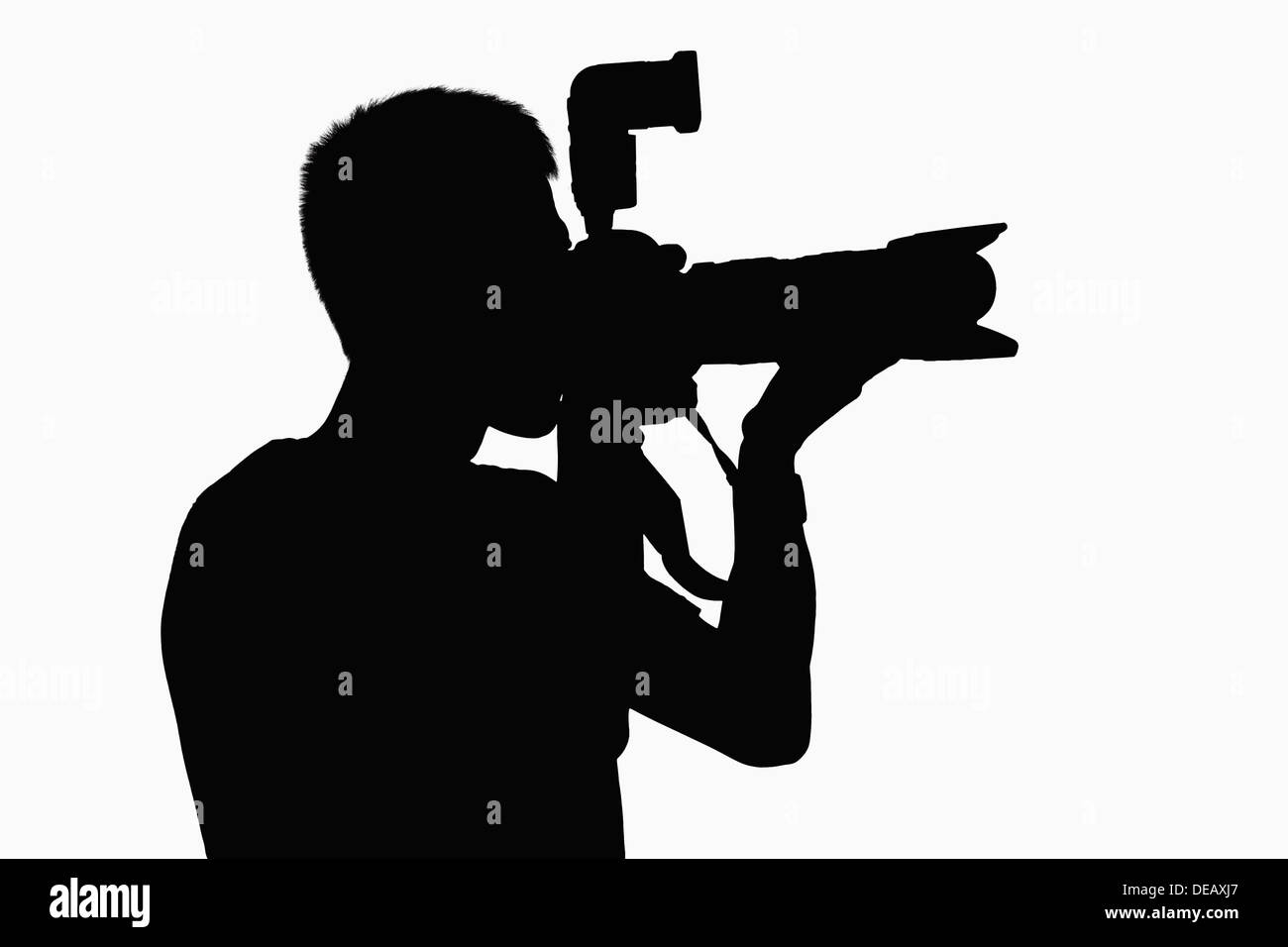 Silhouette di uomo tenere la fotocamera. Foto Stock