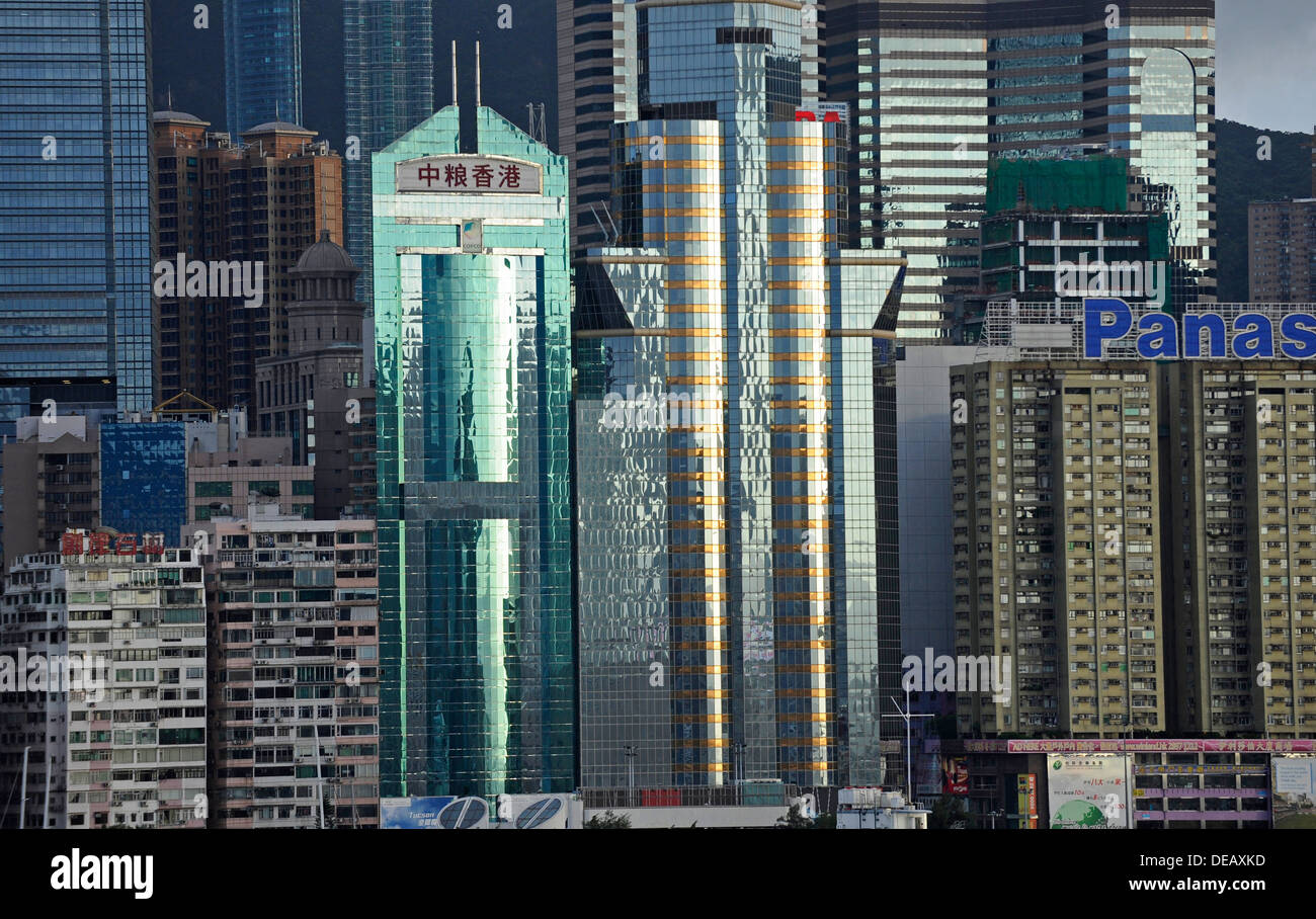 Gli alti edifici per uffici in acqua davanti al porto di Hong Kong. Foto Stock