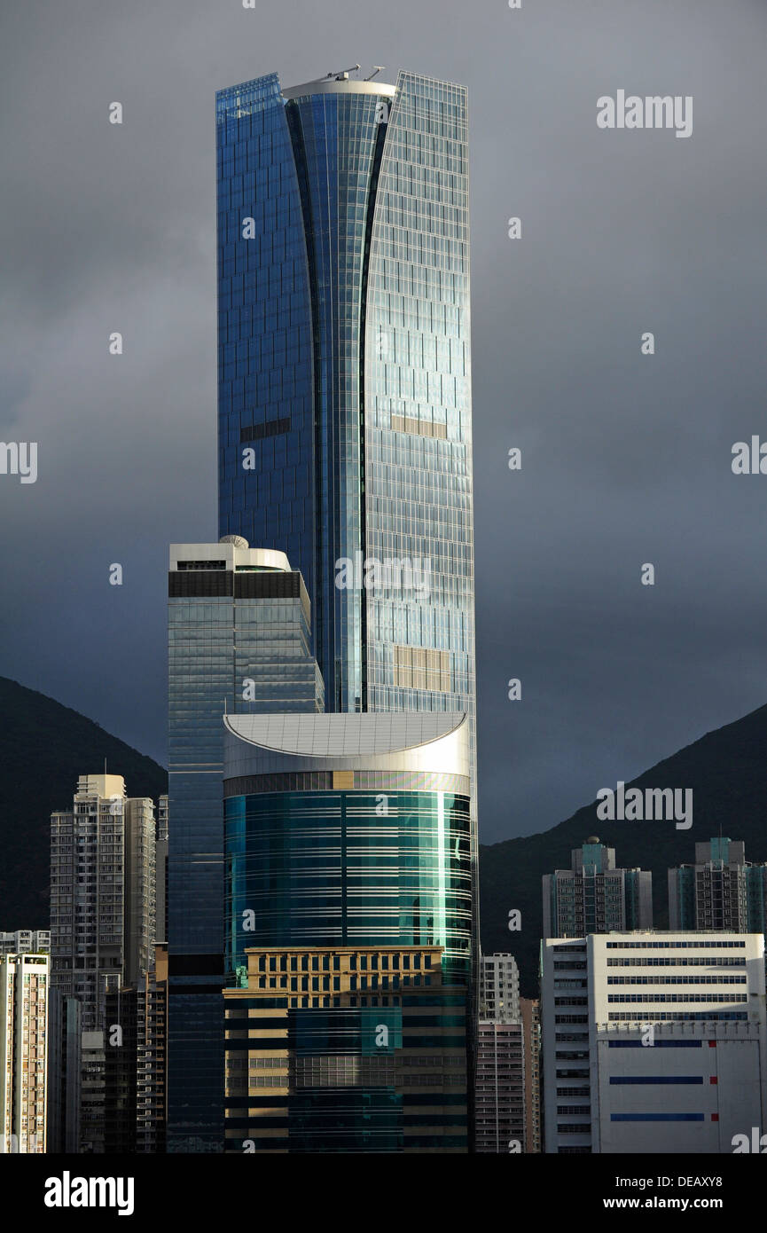 Un isola ad est centro un alto grattacielo moderno nel settore delle imprese di Hong Kong che domina il DCH centro commerciale Foto Stock
