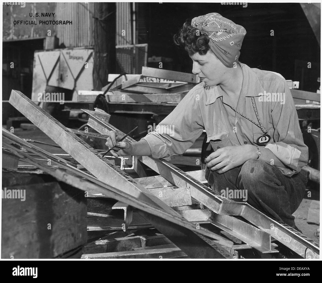 Sue Protruck lavora come montatore di navi presso lo U.S. Navy Yard di Mare Island, California. Il suo ruolo sottolinea il coinvolgimento delle donne nell'industria bellica durante la seconda guerra mondiale, contribuendo allo sforzo di costruzione navale. Foto Stock