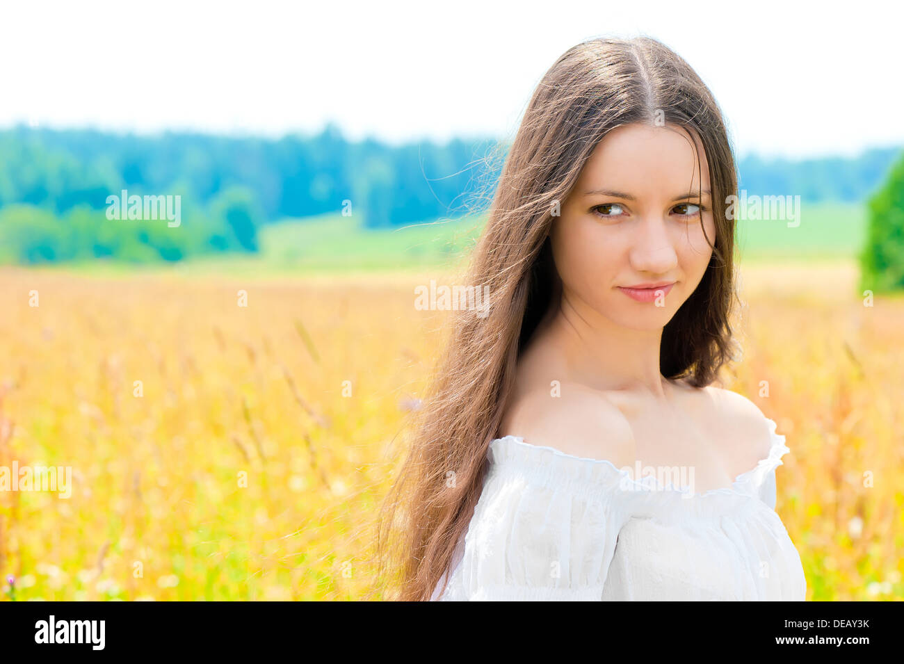 Giovane e bella ragazza Russa in un campo con oro spighe di grano Foto Stock