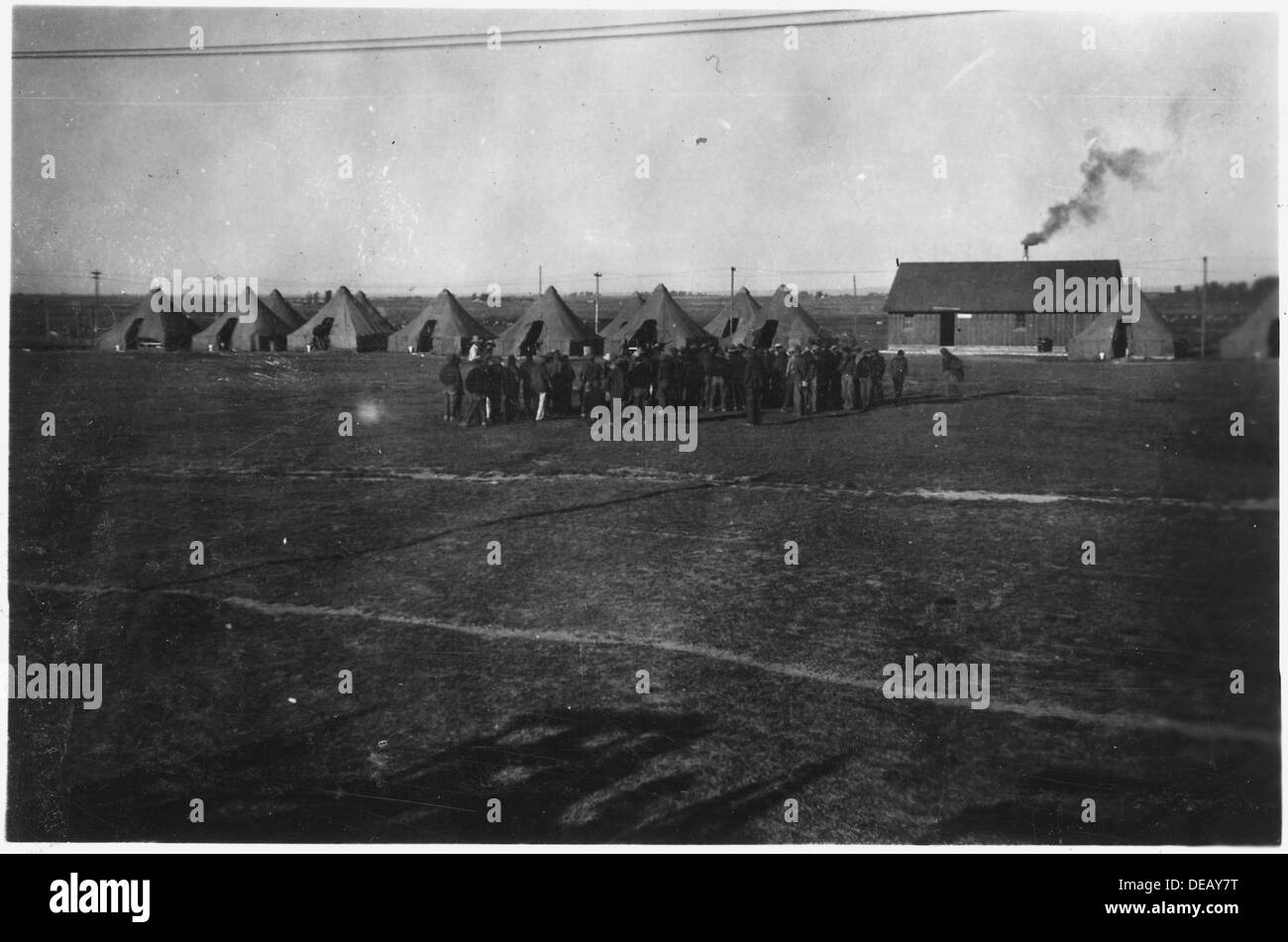 Un roll call mattutino alle 7:25 sotto supervisione, segnando l'inizio delle routine quotidiane in un ambiente strutturato. Le chiamate a appello sono procedure standard in molti contesti organizzativi, come scuole o unità militari. Foto Stock