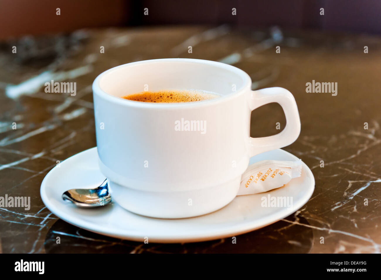 Un caffè in una tazza bianca su una tavola di marmo Foto Stock