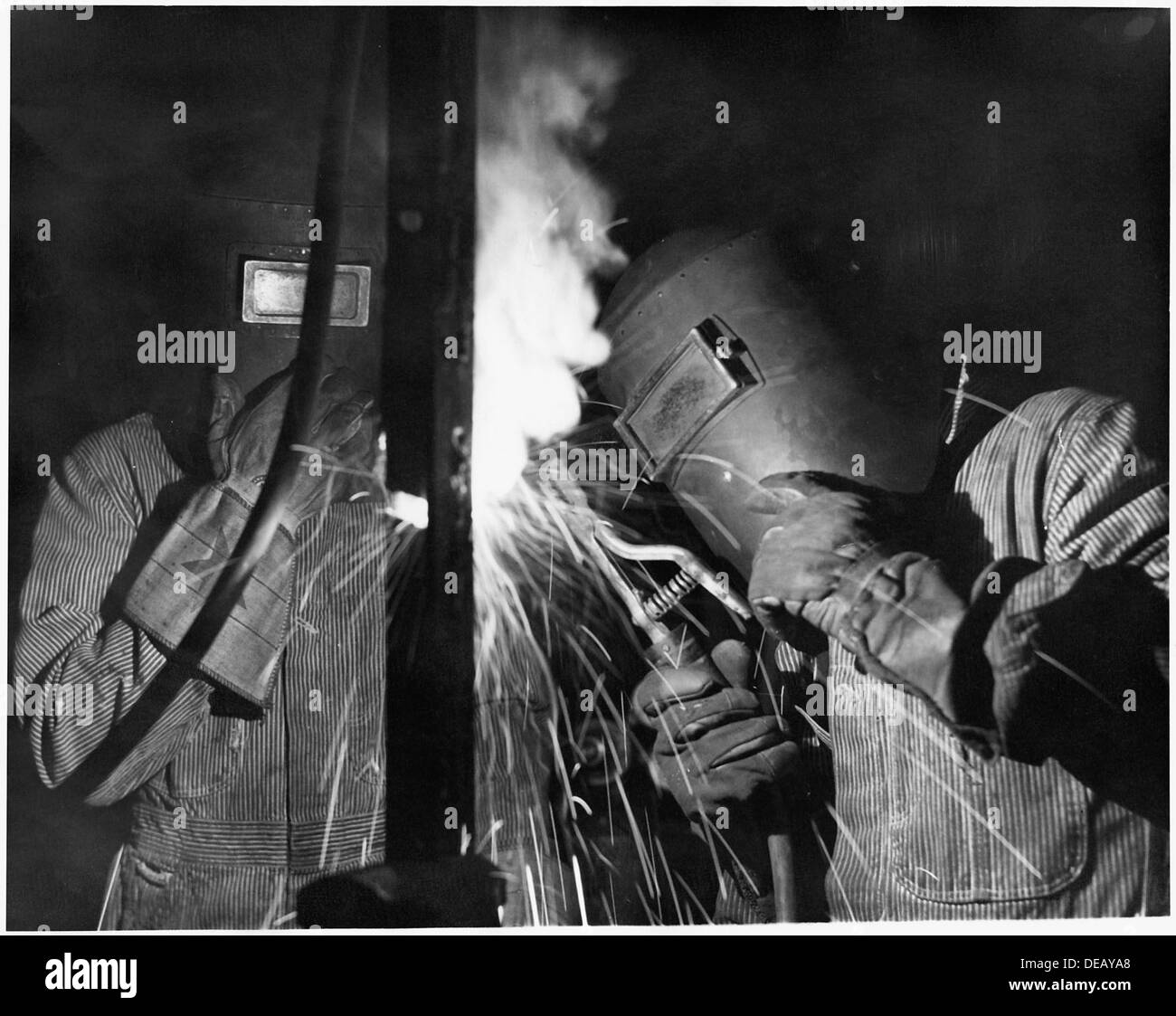 Stanley Squetinkim, membro della tribù indiana di Colville, è visto forare fusioni di fondali per uso locale. La foto enfatizza la maestria artigianale della tribù e l'utilizzo delle tecniche tradizionali nella loro vita quotidiana. Foto Stock