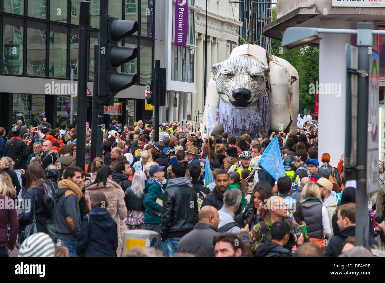 Londra, Regno Unito. 15 Sett 2013. La folla circondano il gigantesco orso polare come marionette si avvicina alla Shell ha il suo quartier generale a Waterloo. Credito: Paolo Davey/Alamy Live News Foto Stock
