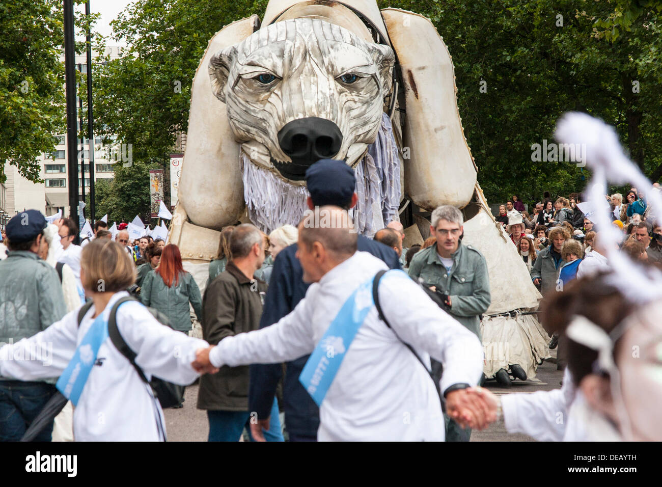 Londra, Regno Unito. 15 Sett 2013. Greenpeace orso polare pupazzo di telai di grandi come si arriva a guscio della sede di Londra. Credito: Paolo Davey/Alamy Live News Foto Stock