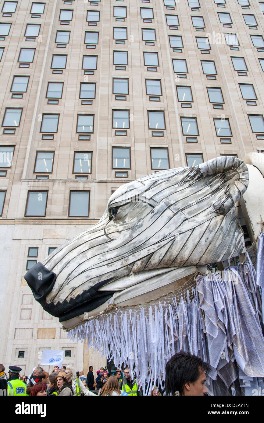 Londra, Regno Unito. 15 Sett 2013. Greenpeace orso polare contro lo sfondo del guscio della sede centrale di Londra. Credito: Paolo Davey/Alamy Live News Foto Stock