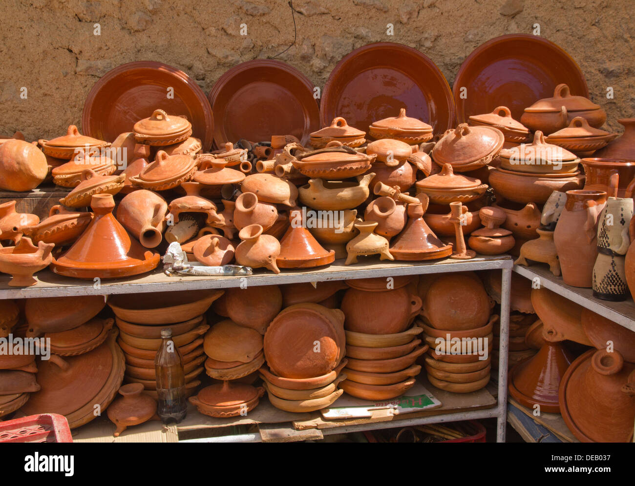 Gli ingredienti di base di una tagine di ceramiche, pentole da cucina Marocco Medina Foto Stock