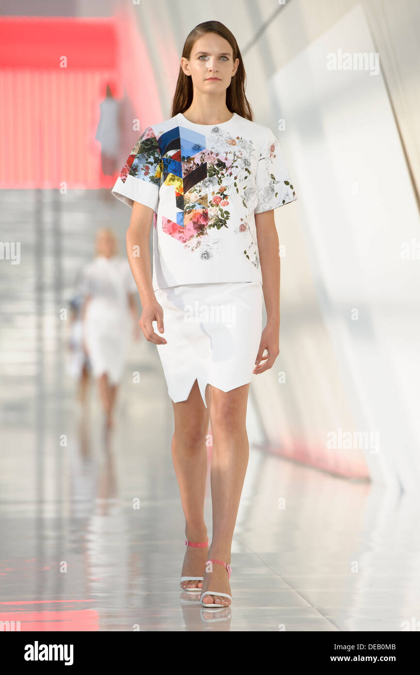 Un modello indossa un design creato da Preen di Thornton Bregazzi durante la London Fashion Week Primavera/Estate 2014. Foto Stock