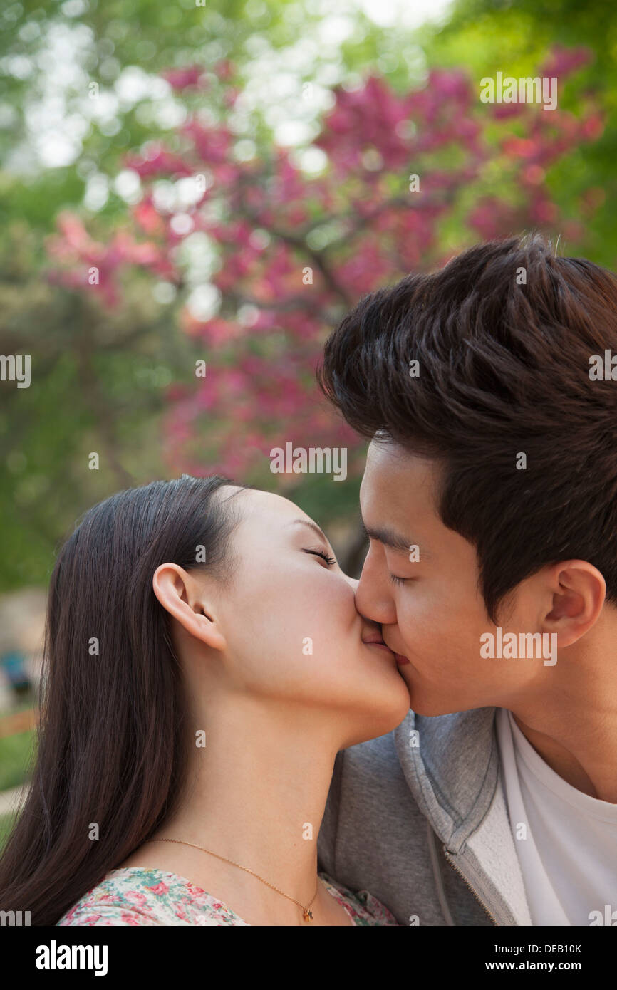 Coppia giovane in amore e baciare all'aperto nel parco Foto Stock