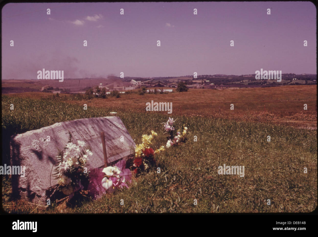 Oggetto contrassegnato per la rimozione definitiva segnando una tomba in un cimitero a Cadice, Ohio. La HANNA COAL COMPANY IMPIANTO DI PREPARAZIONE è visto nel 555566 Foto Stock