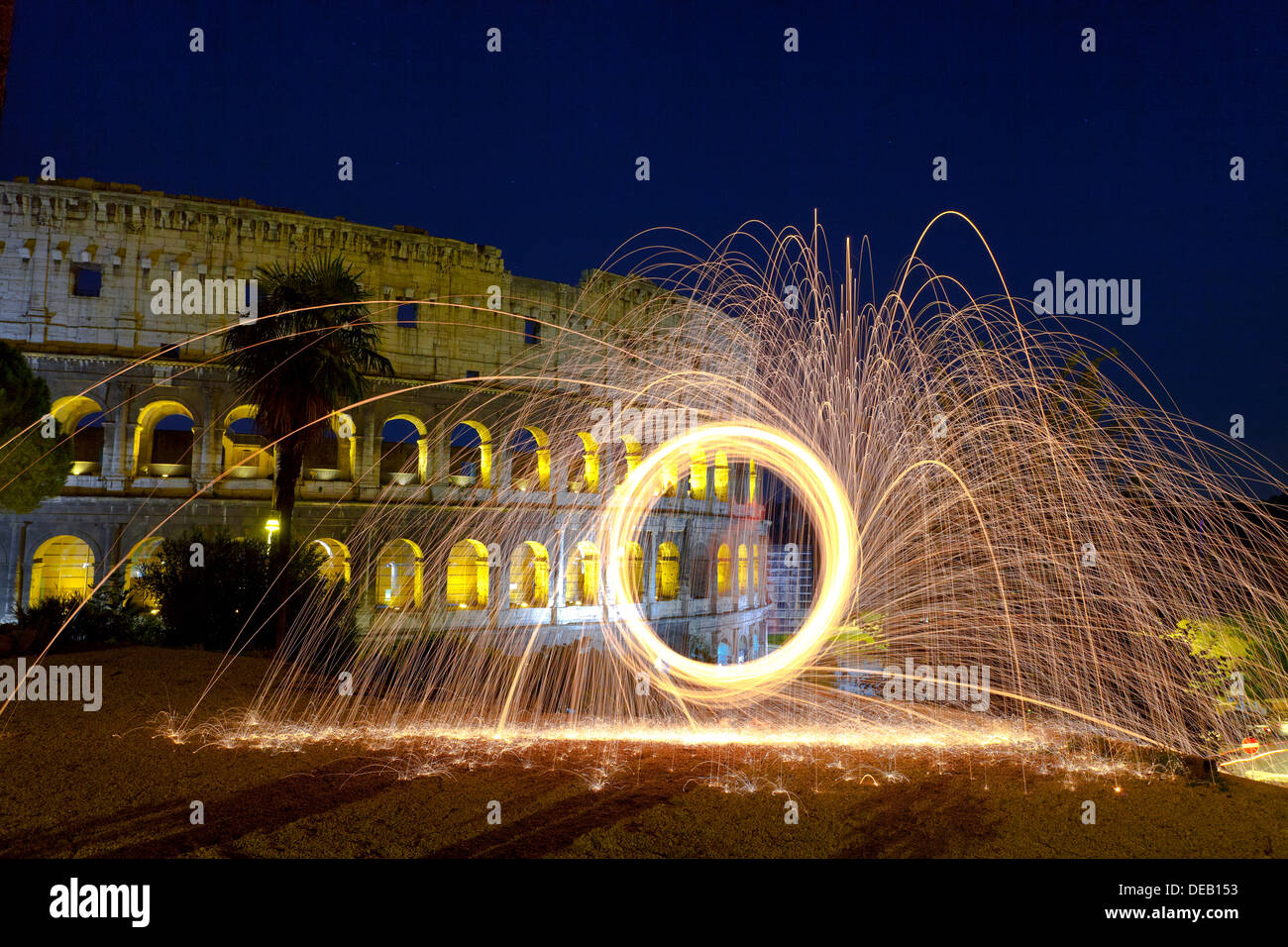 Colosseo illuminato da dipinti di luce Foto Stock