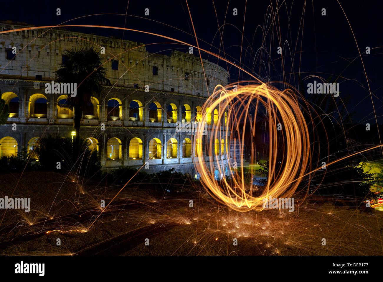 Colosseo illuminato da dipinti di luce Foto Stock