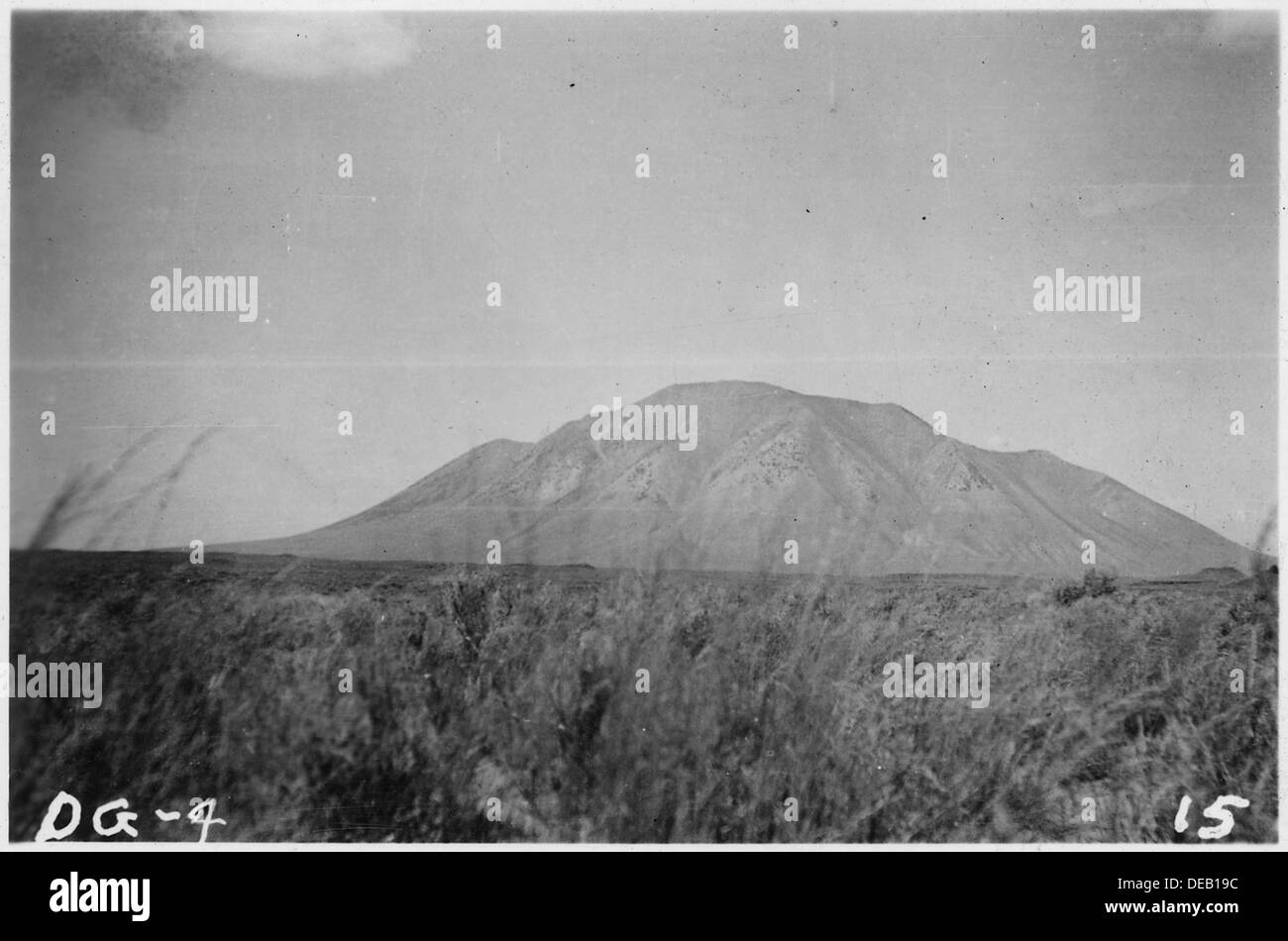 La Springfield-Big Butte Road si snoda verso il Big Butte, un punto di riferimento significativo. I percorsi dei dumper mostrano il percorso utilizzato per il trasporto su terreni accidentati in quest'area. Foto Stock