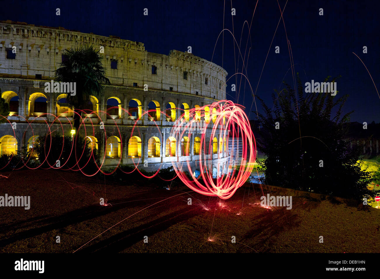 Colosseo illuminato da dipinti di luce Foto Stock