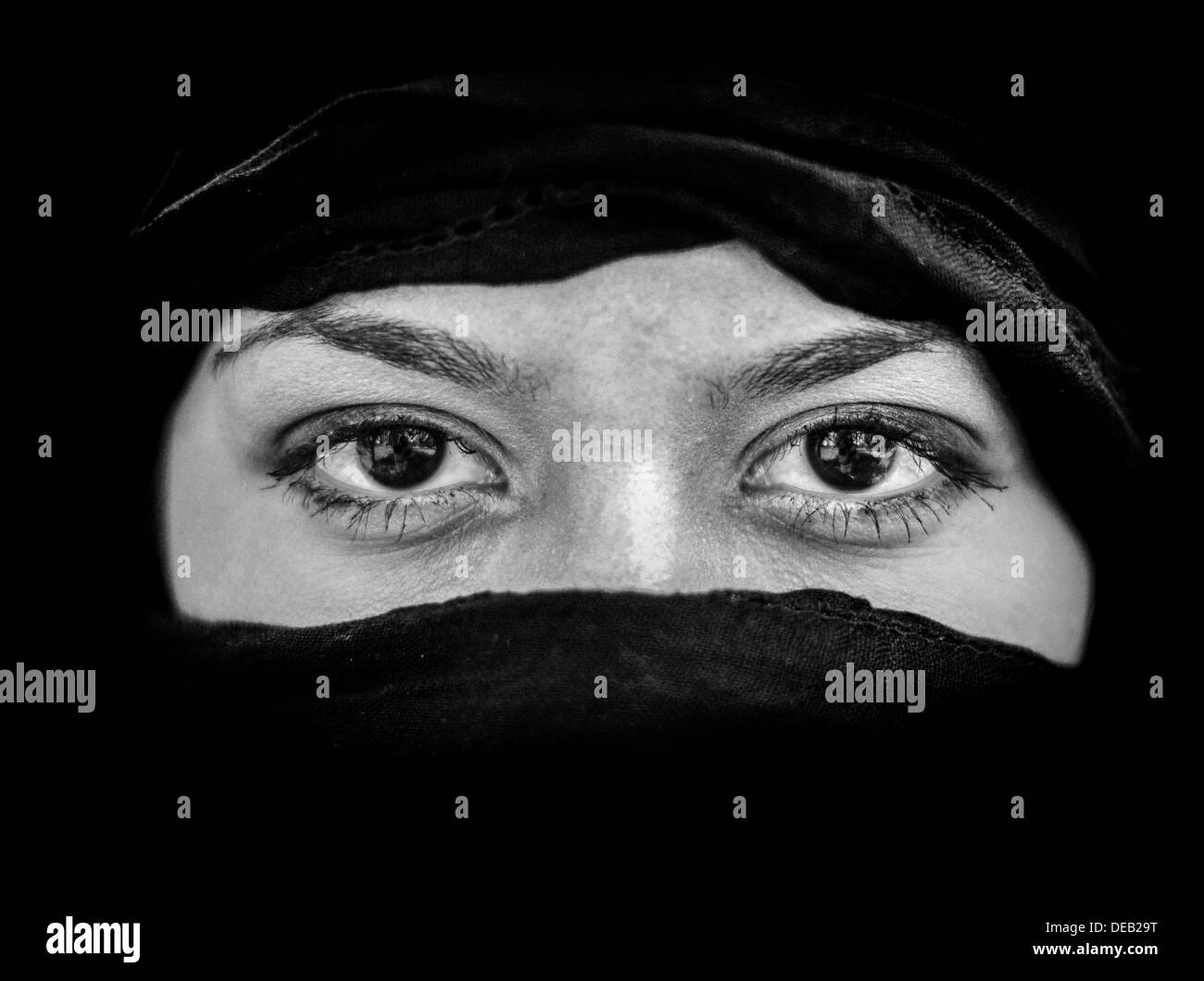 Ritratto di bella donna araba indossa foulard nero in bianco e nero Foto Stock