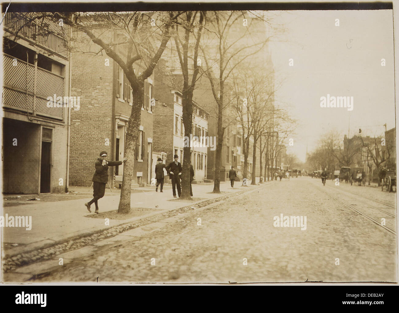 Vista del quartiere a luci rosse su C street N.W. vicino 13th, con Griffin Veatch chi era che mostra il fotografo circa 306627 Foto Stock