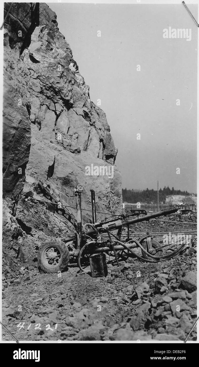 Questa immagine mostra una perforatrice per carri utilizzata per la preparazione dello scatto con punti di roccia presso le stazioni termali. 63-67, durante le operazioni minerarie o di costruzione. Foto Stock