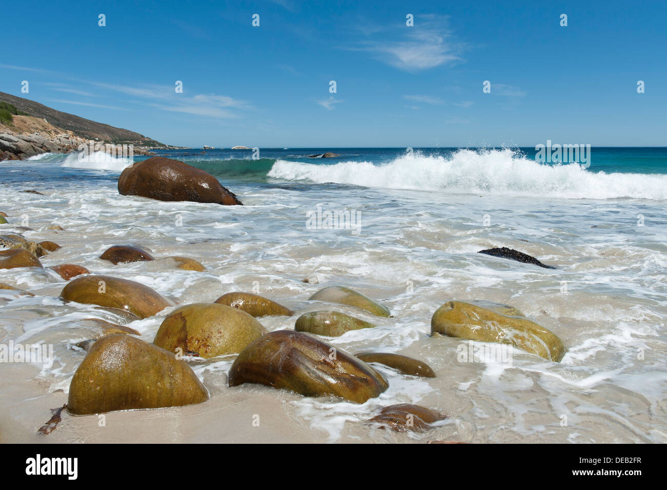 Spiaggia con rocce levigate dal mare oceano sullo sfondo, Victoria Road a sud di Città del Capo, Sud Africa Foto Stock
