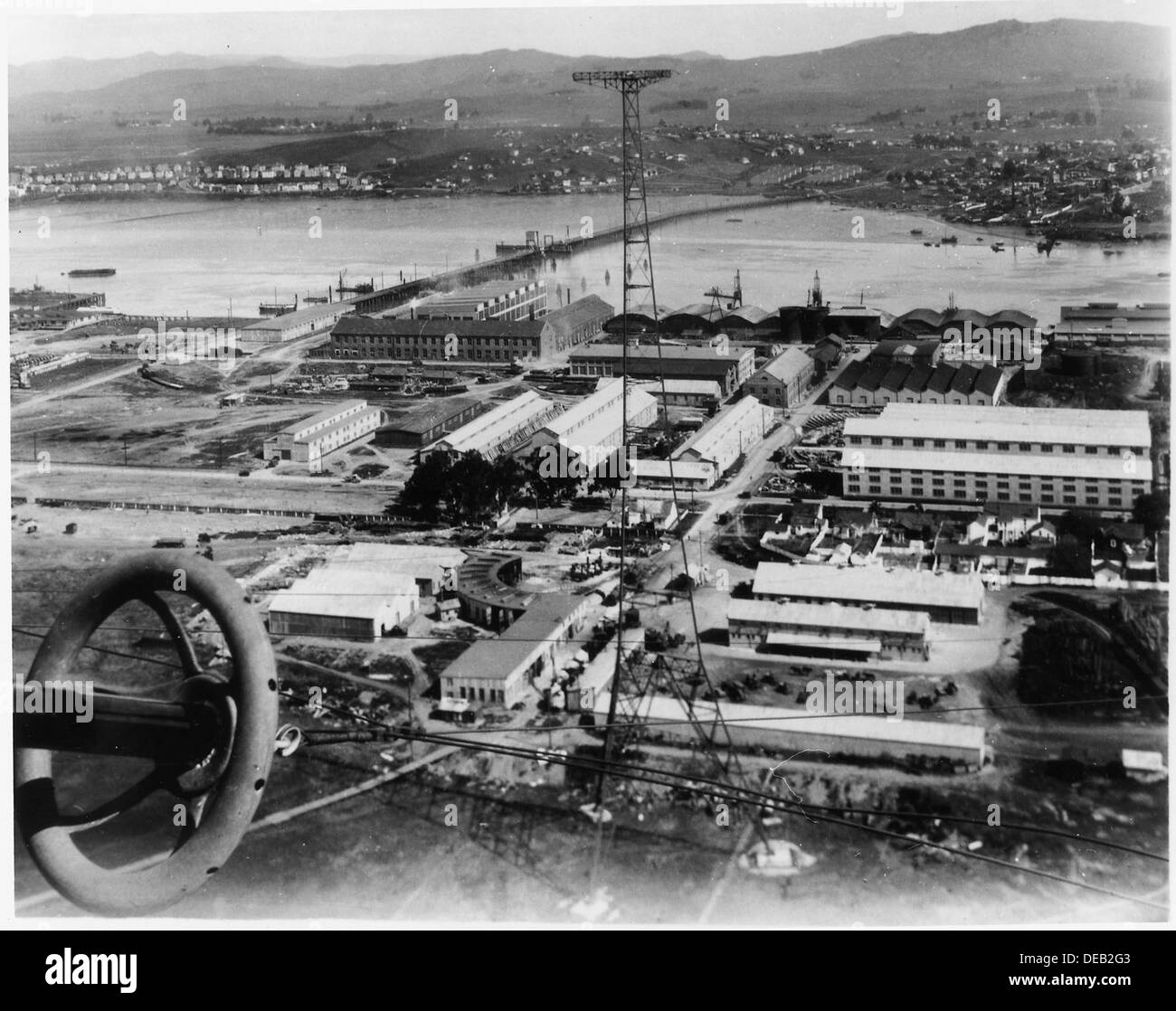 Questa vista mostra il cantiere della Marina degli Stati Uniti a Mare Island, preso dalla sommità della torre radio. Mare Island era un'importante struttura navale in California, nota per la sua costruzione navale e le sue operazioni militari. Foto Stock