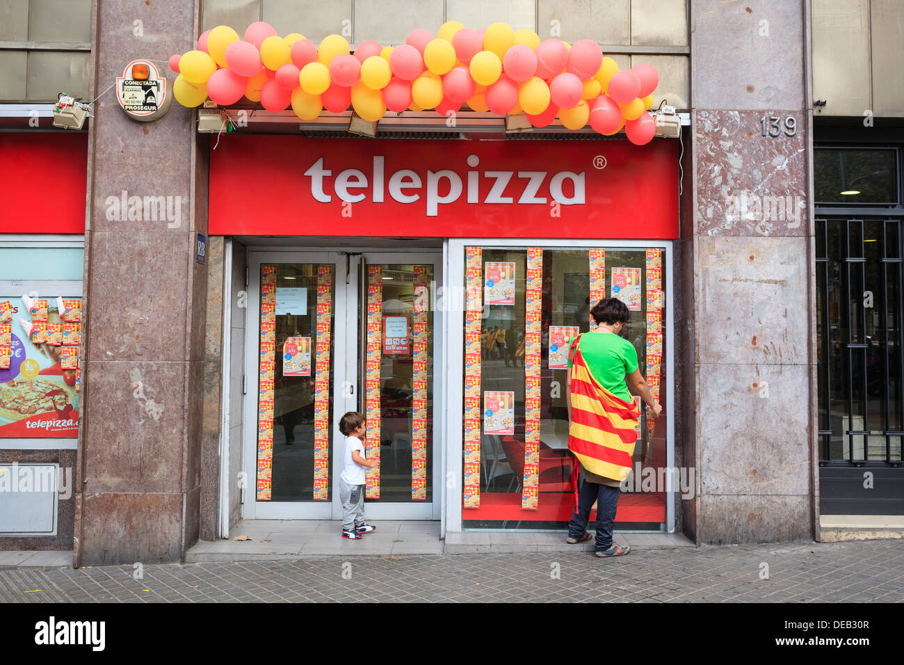Bandiera catalana fatta ​​of palloncini sulla porta del ristorante Telepizza. Barcellona. La Catalogna. Spagna. 11 settembre 2013. Foto Stock