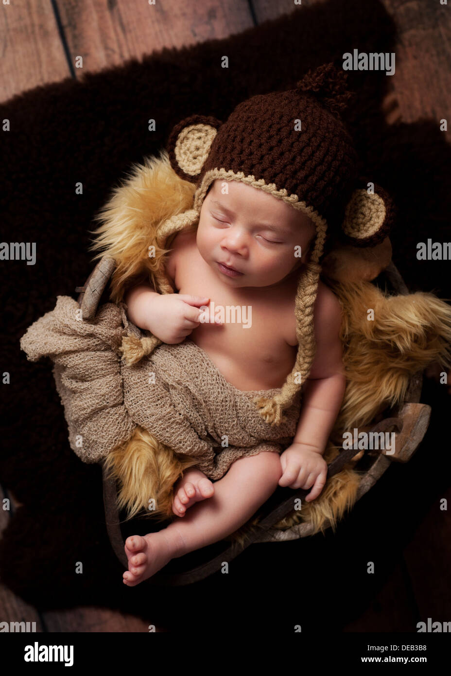 Neonato ragazzo che indossa un cappello di scimmia Foto Stock