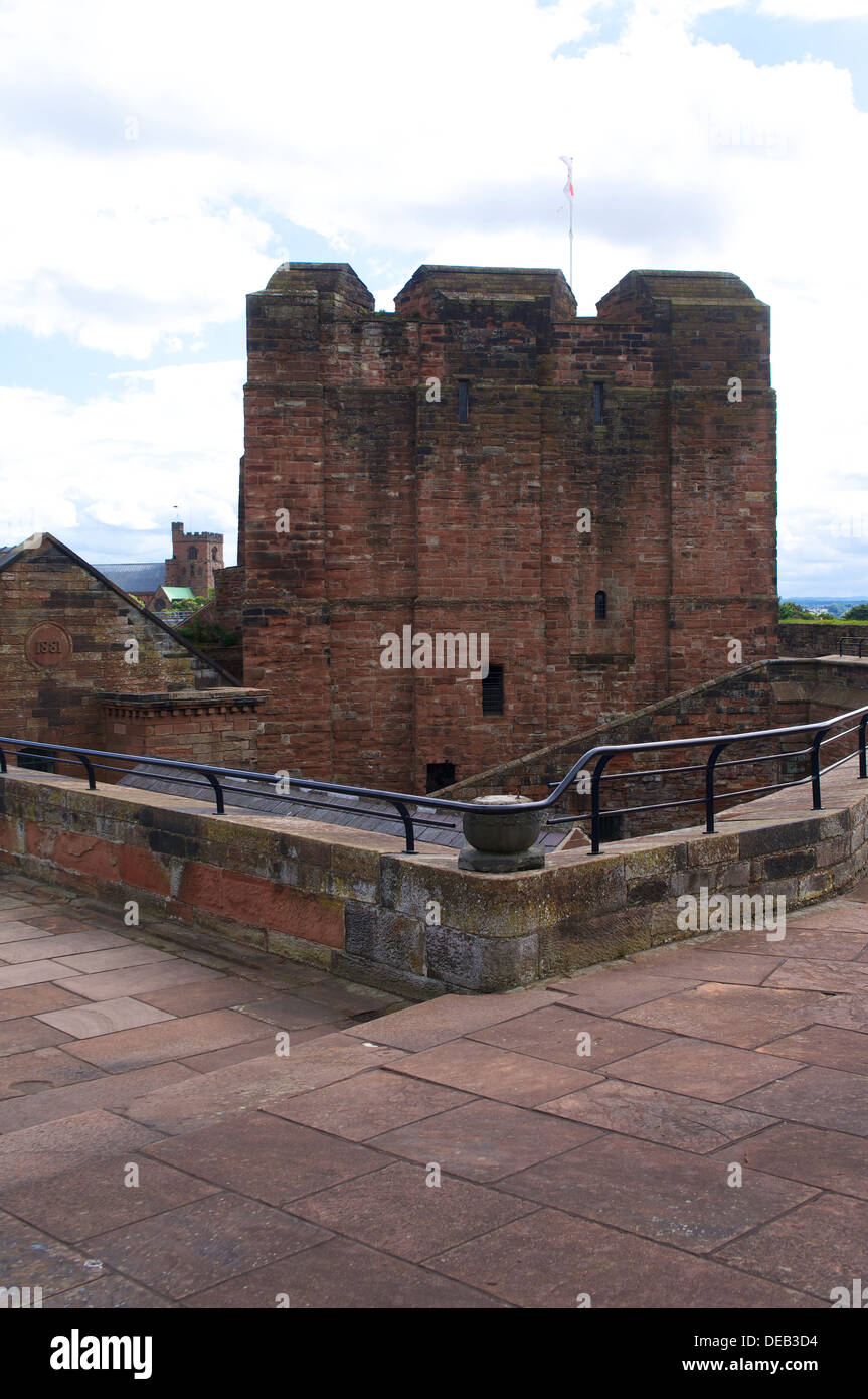 Carlisle Castle Norman mantenere Tower con canon su merlature Carlisle Cumbria Inghilterra Regno Unito Foto Stock