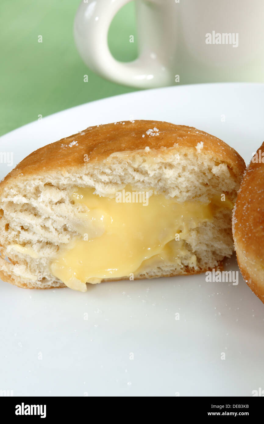 Crema pasticcera riempito le ciambelle e diner style tazza da caffè Foto Stock