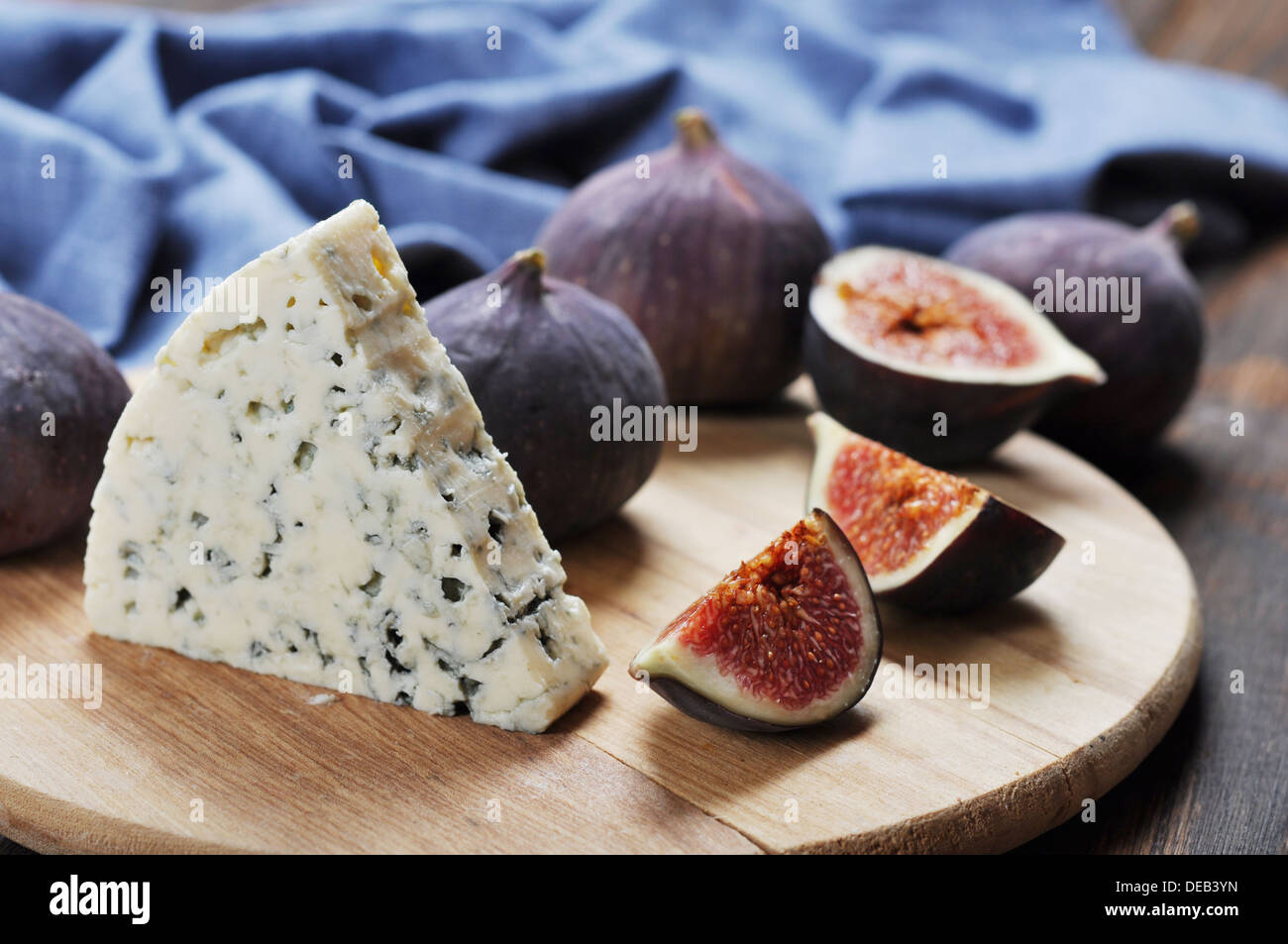 Formaggio blu e fichi freschi frutti su un tagliere di legno Foto Stock