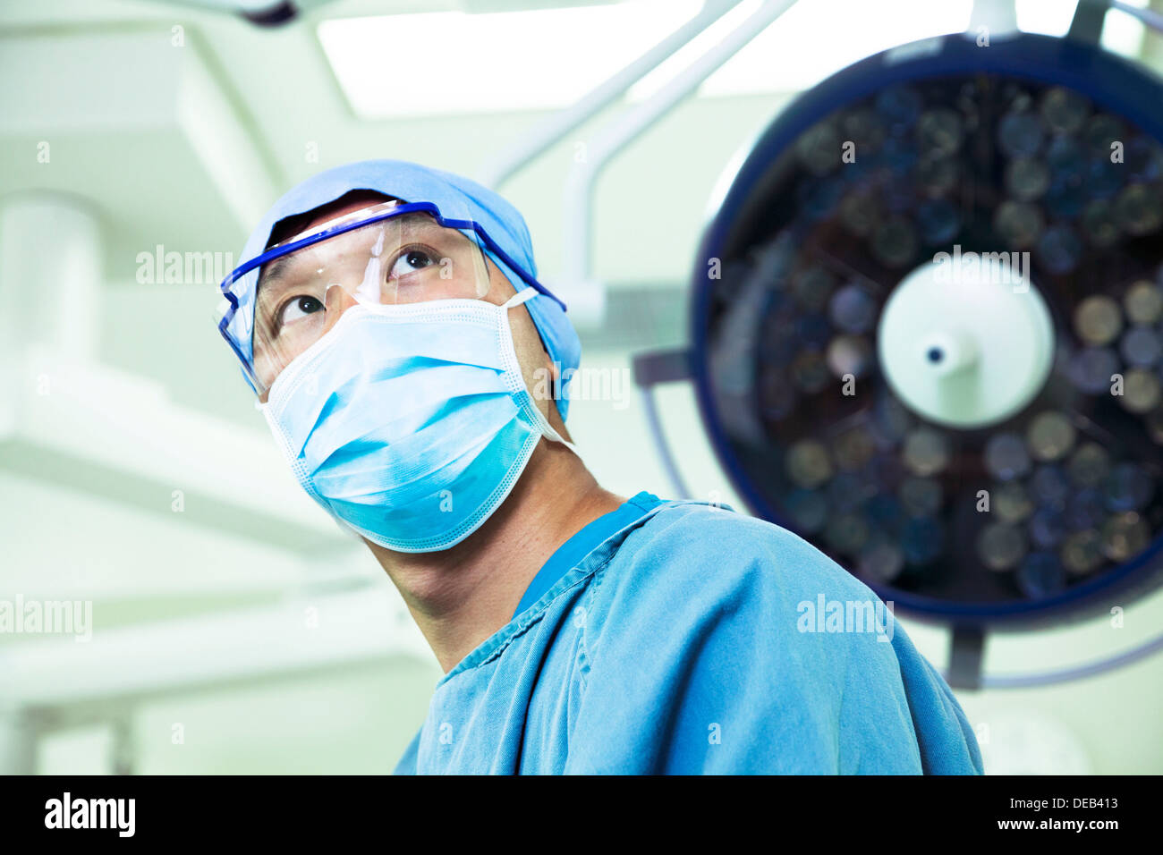 Basso angolo vista del chirurgo indossare una mascherina chirurgica e  bicchieri in sala operatoria Foto stock - Alamy