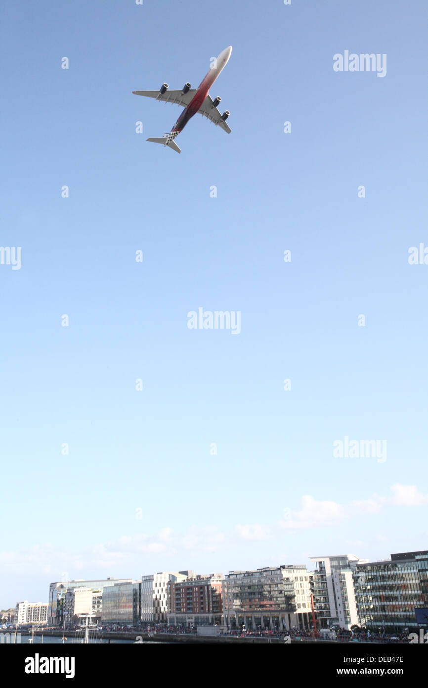 Dublino, Irlanda. Xv Sep, 2013. Flightfest 2013, un unico volare oltre di entrambi moderni e vecchi aeromobili lungo il fiume Liffey a Dublino, oltre centomila persone rivestite di quaysides per vedere il British Airways Airbus A380 volare a circa 1000ft lungo con una B17 e numerosi altri piani. Credito: Ian Shipley/Alamy Live News Live News Foto Stock