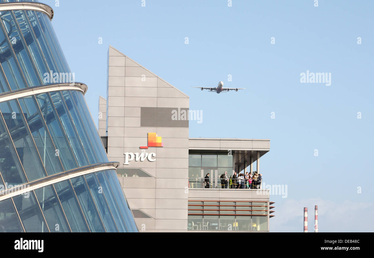 Dublino, Irlanda. Xv Sep, 2013. Flightfest 2013, un unico volare oltre di entrambi moderni e vecchi aeromobili lungo il fiume Liffey a Dublino, oltre centomila persone rivestite di quaysides per vedere il British Airways Airbus A380 volare a circa 1000ft lungo con una B17 e numerosi altri piani. Credito: Ian Shipley/Alamy Live News Live News Foto Stock
