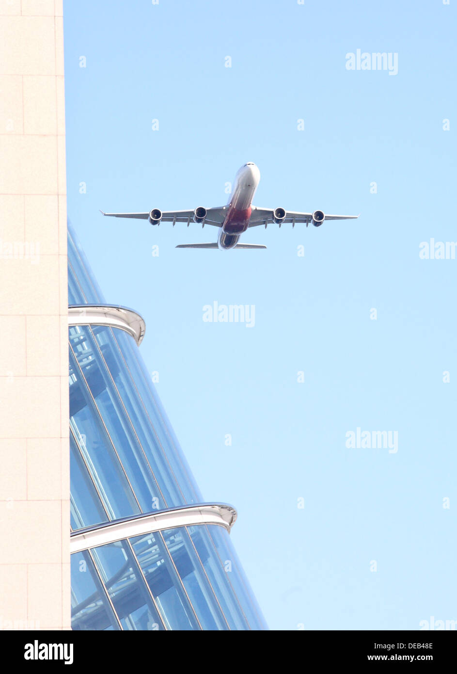 Dublino, Irlanda. Xv Sep, 2013. Flightfest 2013, un unico volare oltre di entrambi moderni e vecchi aeromobili lungo il fiume Liffey a Dublino, oltre centomila persone rivestite di quaysides per vedere il British Airways Airbus A380 volare a circa 1000ft lungo con una B17 e numerosi altri piani. Credito: Ian Shipley/Alamy Live News Live News Foto Stock