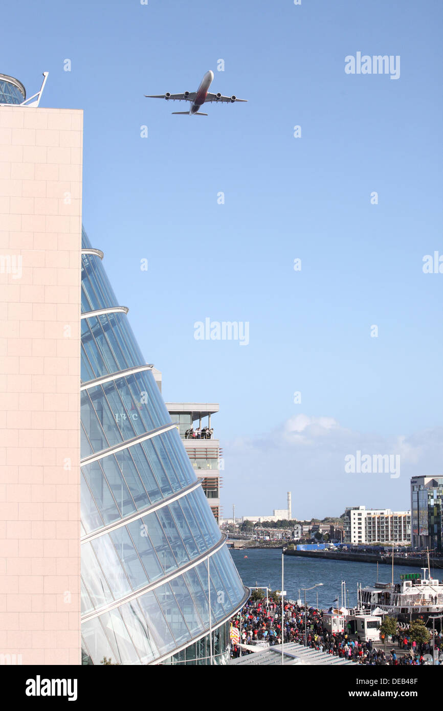 Dublino, Irlanda. Xv Sep, 2013. Flightfest 2013, un unico volare oltre di entrambi moderni e vecchi aeromobili lungo il fiume Liffey a Dublino, oltre centomila persone rivestite di quaysides per vedere il British Airways Airbus A380 volare a circa 1000ft lungo con una B17 e numerosi altri piani. Credito: Ian Shipley/Alamy Live News Live News Foto Stock