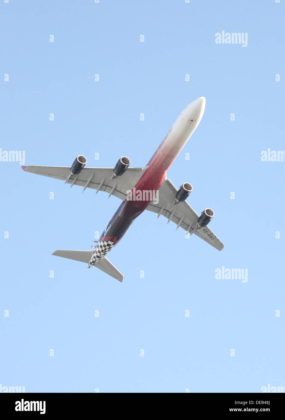 Dublino, Irlanda. Xv Sep, 2013. Flightfest 2013, un unico volare oltre di entrambi moderni e vecchi aeromobili lungo il fiume Liffey a Dublino, oltre centomila persone rivestite di quaysides per vedere il British Airways Airbus A380 volare a circa 1000ft lungo con una B17 e numerosi altri piani. Credito: Ian Shipley/Alamy Live News Live News Foto Stock