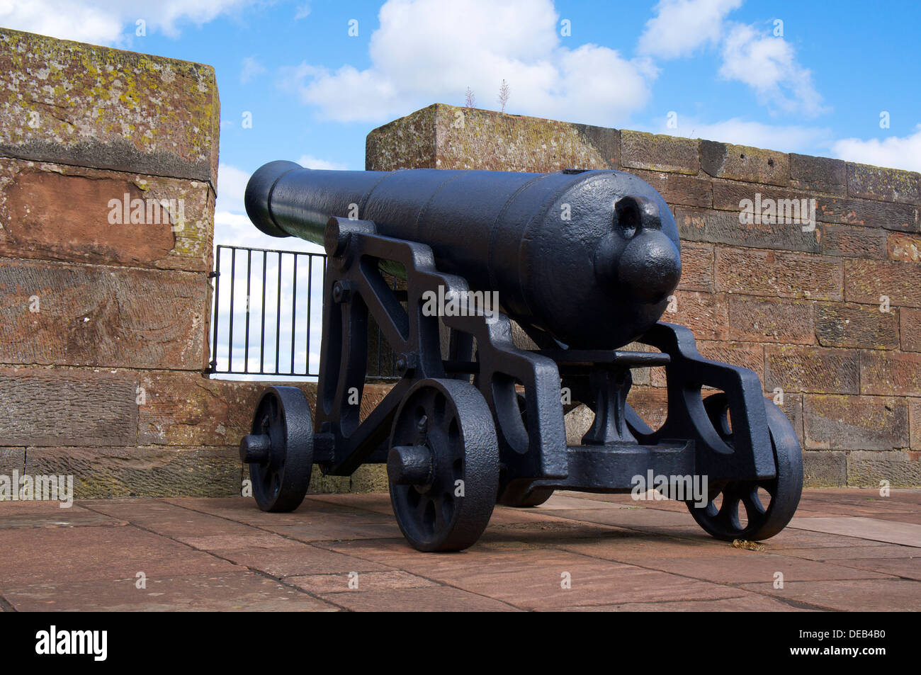 Canon su una merlatura a Carlisle Castle Carlisle Cumbria Inghilterra Regno Unito Foto Stock