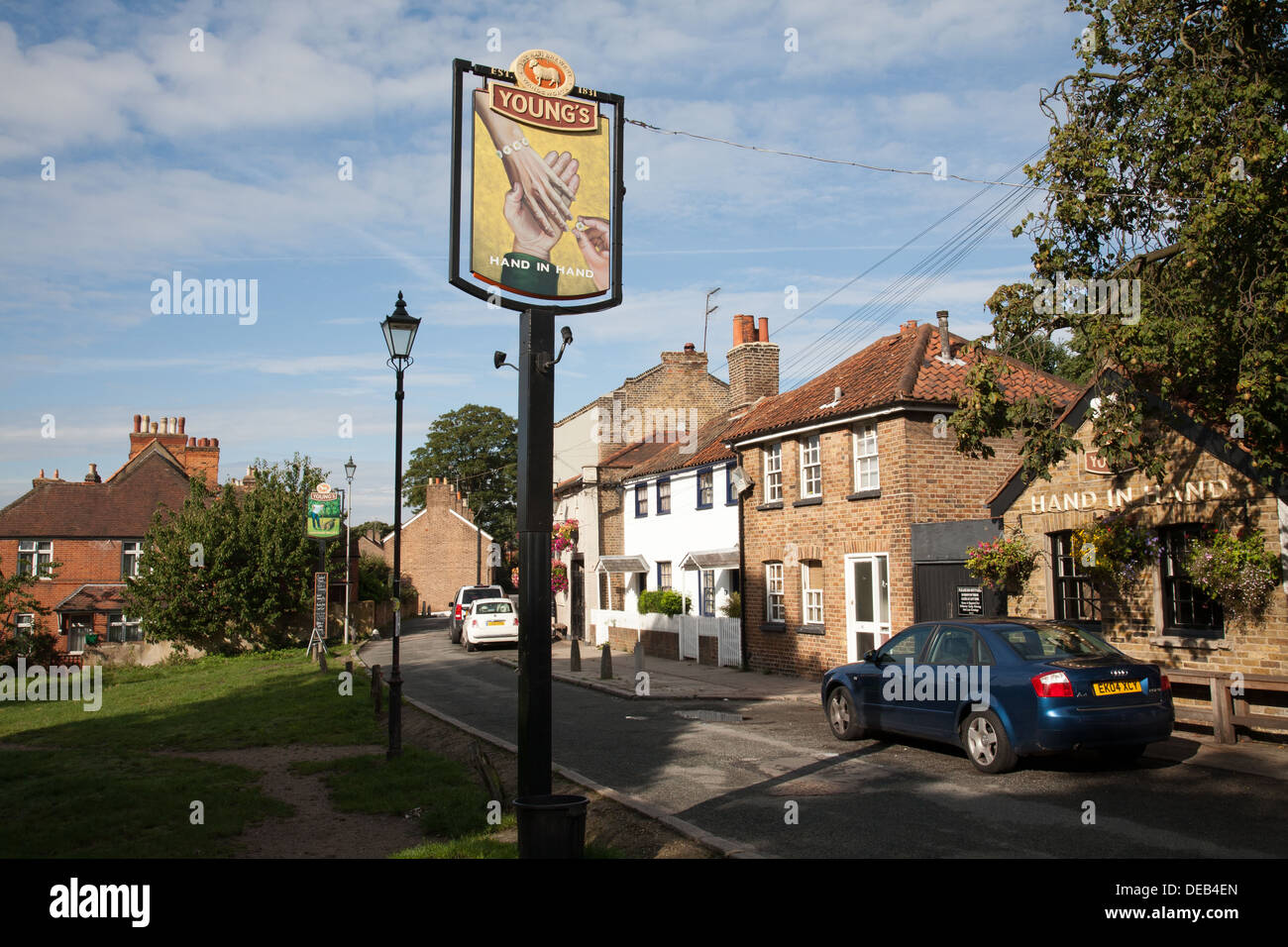 Mano nella mano e Crooked Billet pub su Wimbledon Common, Wimbledon, Londra Foto Stock