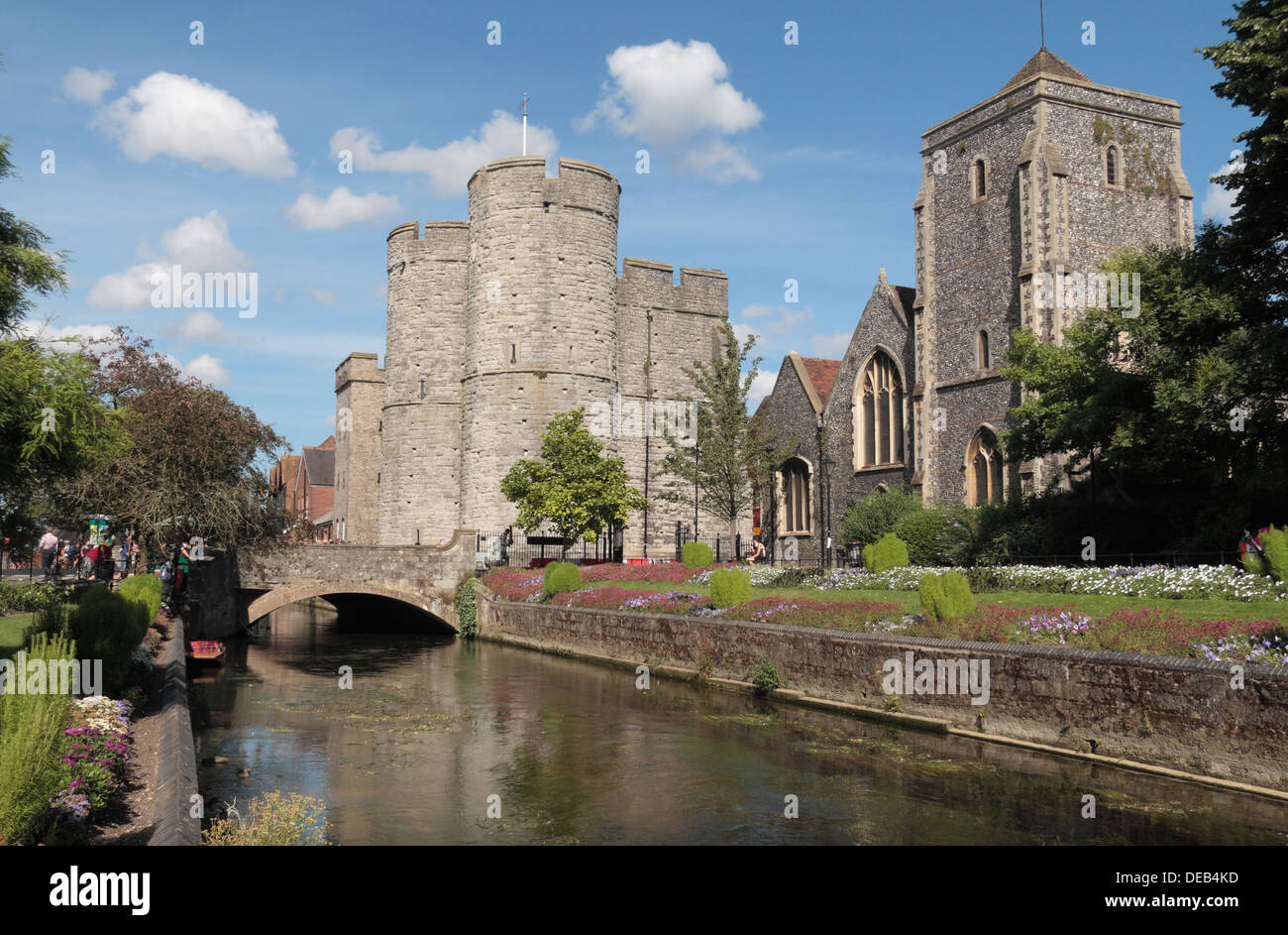 Westgate e la chiesa di Santa Croce al di sopra del grande fiume Stour in Canterbury Kent, Regno Unito. Foto Stock