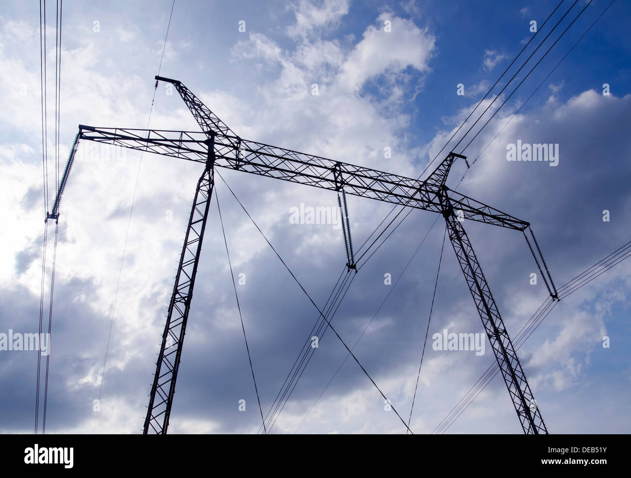 La torre della linea ad alta tensione sull'azzurro del cielo senza nuvole sullo sfondo Foto Stock