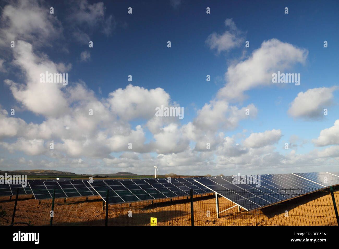 Pannelli solari in un campo con il blu del cielo e delle nubi, adesivo, Cornwall. Foto Stock