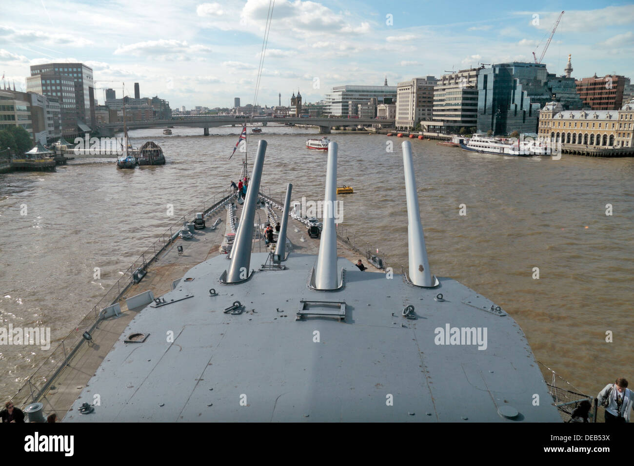 Vista dal ponte al di sopra del triplo di avanzamento-torrette mitragliatrici sulla HMS Belfast lungo il fiume Tamigi, Londra, Regno Unito. Foto Stock