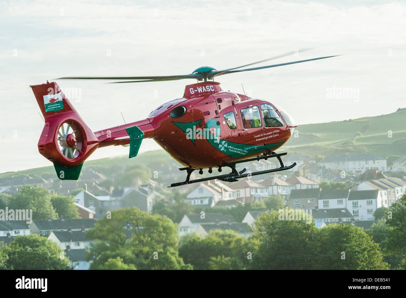 Il Galles Air Ambulance Servizio elicottero decollare dopo la consegna di un paziente in ospedale, Wales UK Foto Stock