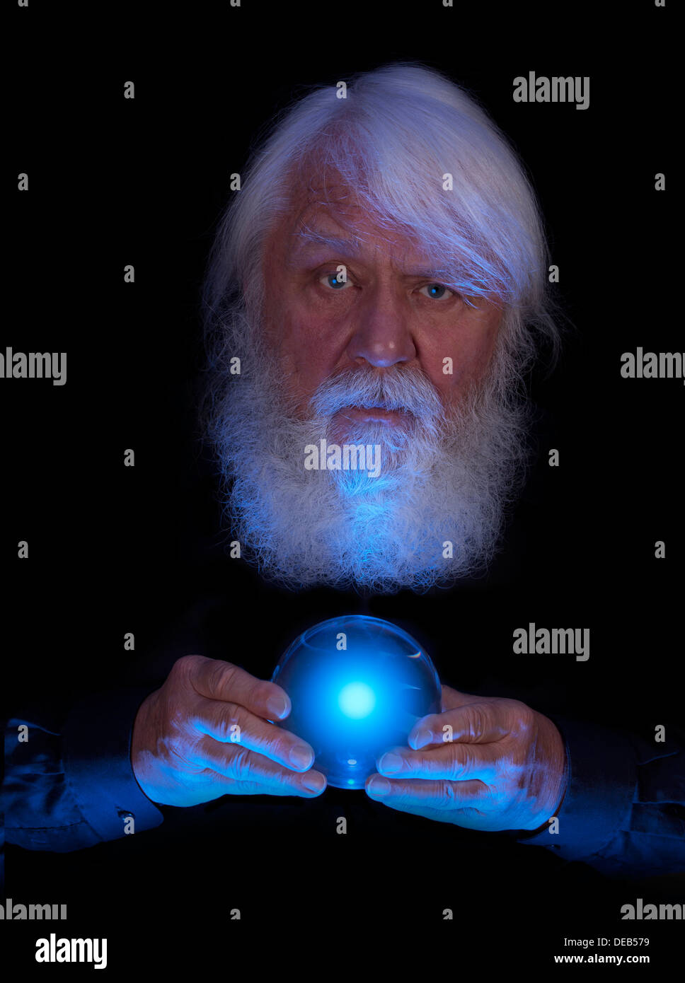 Magic Ball - Mago uomo blu con sfera di cristallo Foto Stock