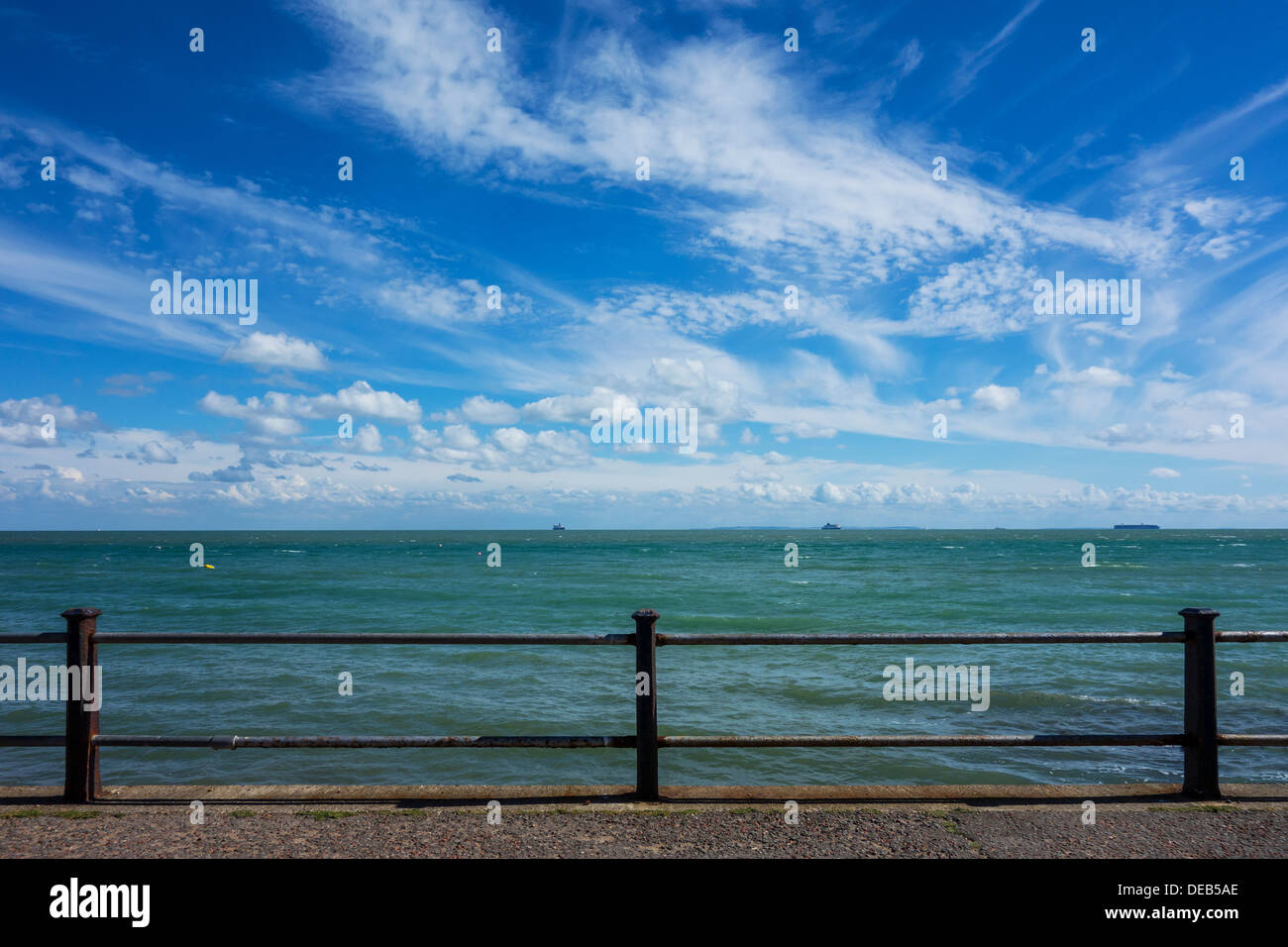 Canale Inglese Seascape Skyscape Promenade Onde Mare. St Margarets Bay Dover Kent Foto Stock