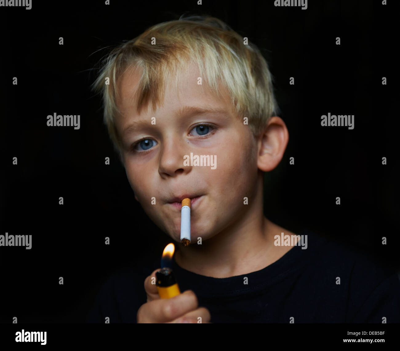 Bambino ragazzo biondo Sigaretta fumare Foto stock - Alamy